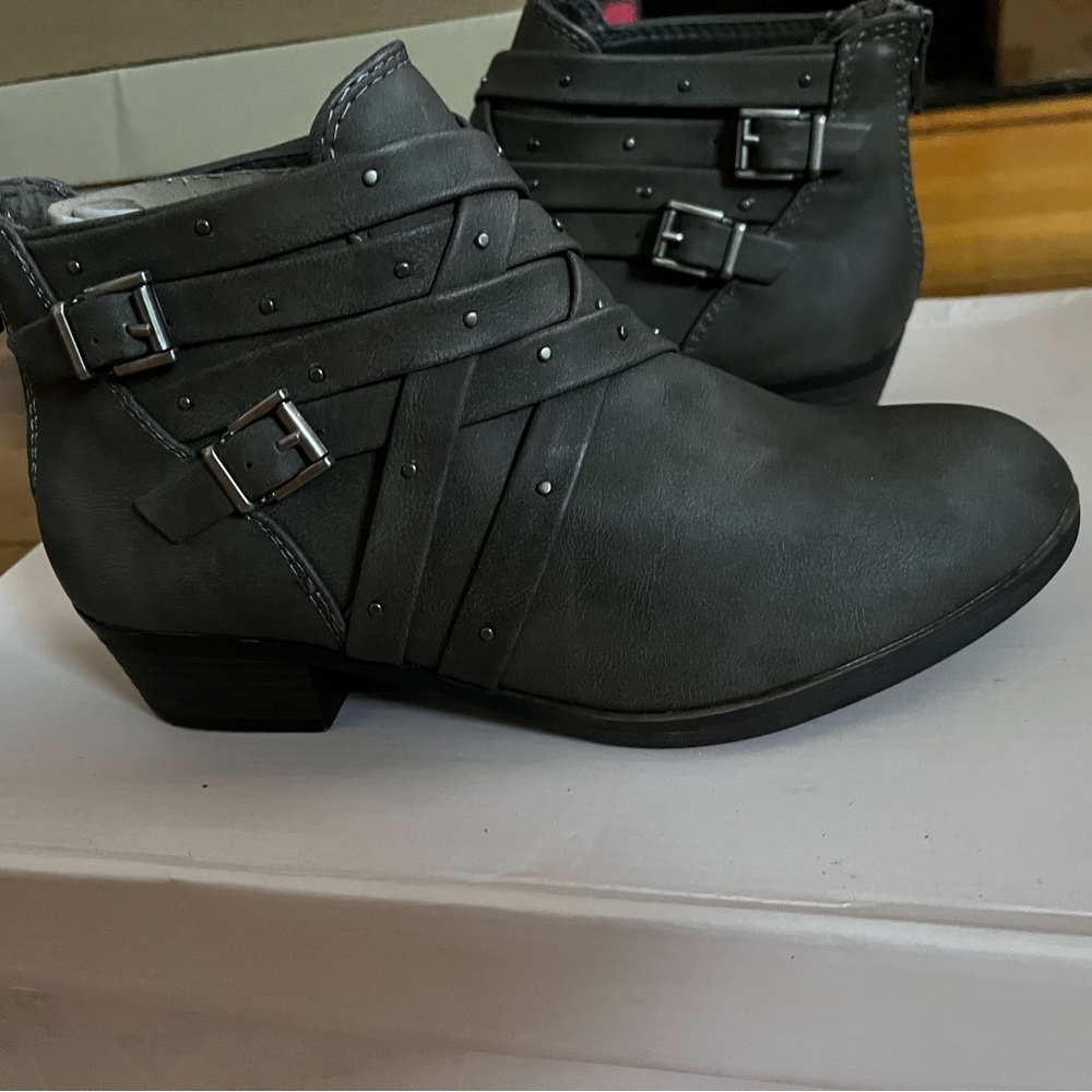Grey booties w/metal hardware(new) 7wide.